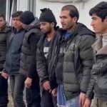 Sakarya’da minibüs kasasında 20 kaçak göçmen yakalandı