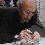 Sakarya’da ömrünü akrep ve yelkovana adadı