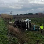 Salihli’de Arızalı Kamyon Şarampole Devrildi
