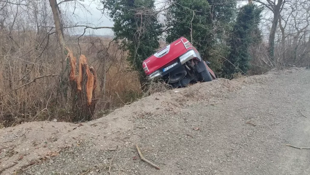 Samsun’da Pikap Ağaca Çarptı: 2 Yaralı