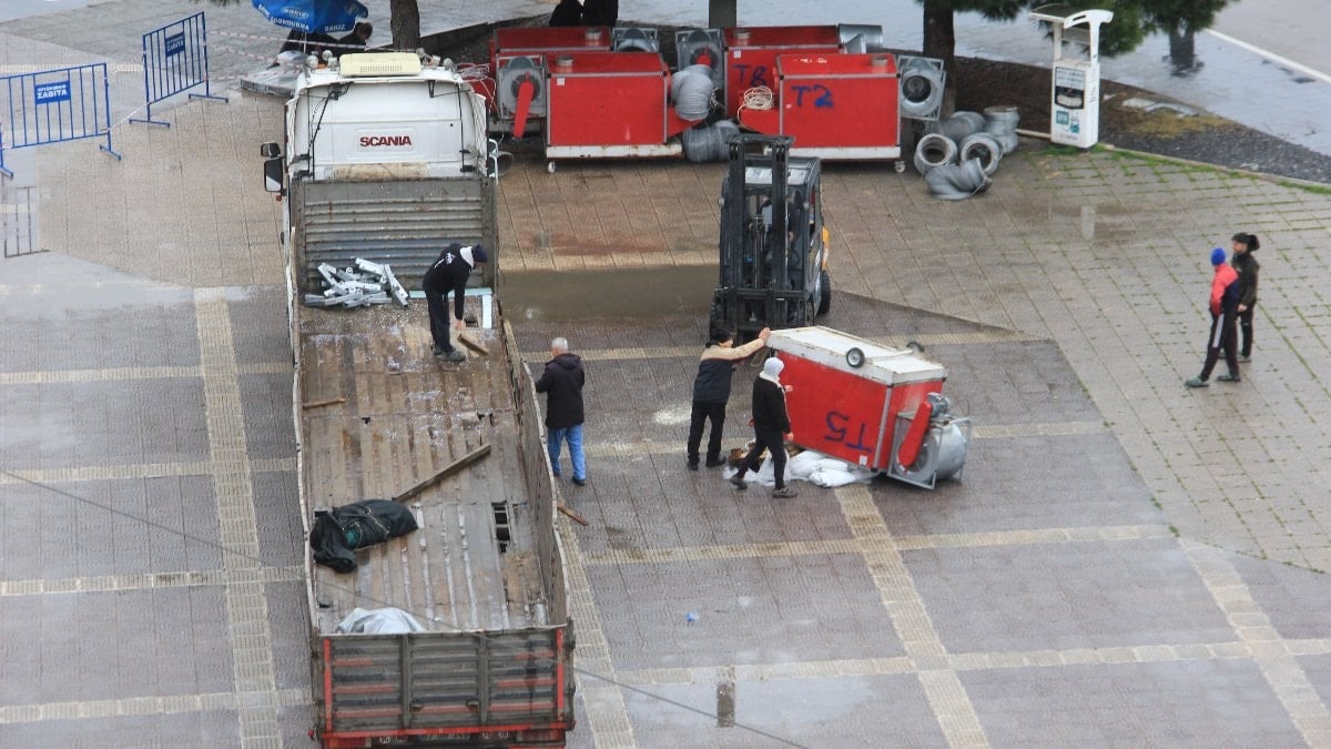 Samsun’da tehlikeli anlar: Havalandırma ünitesi devrildi