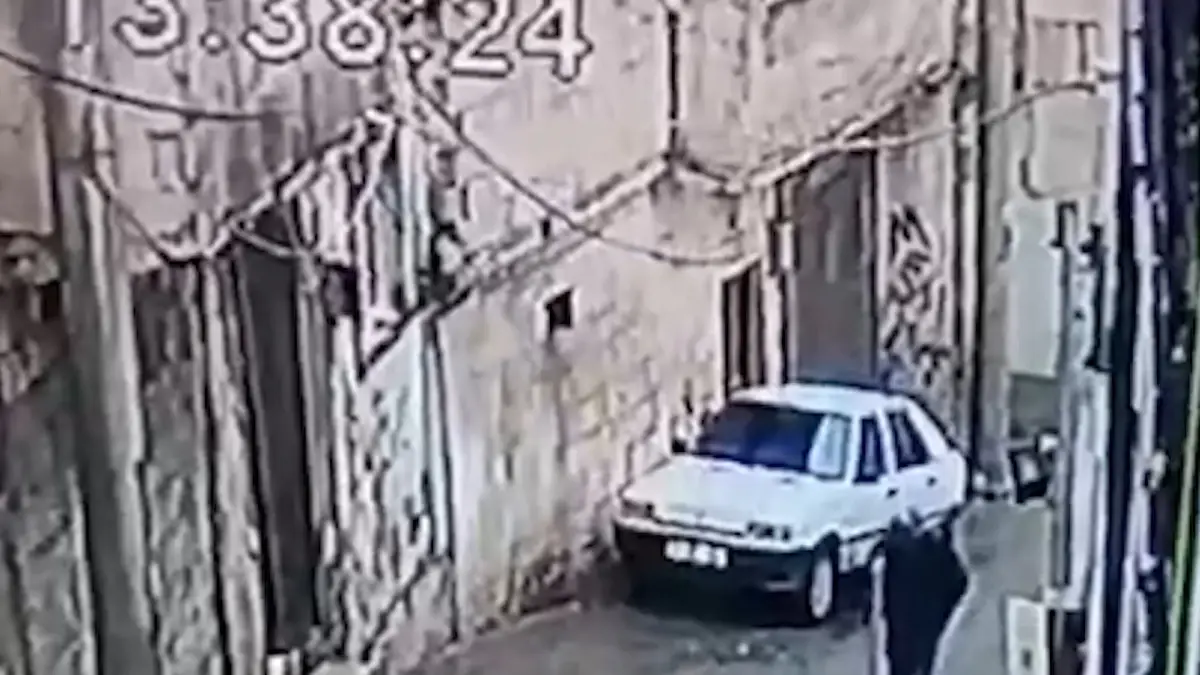 Şanlıurfa’da Duvar Otomobilin Üzerine Devrildi