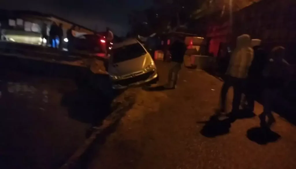 Sarıyer’de İkinci Kaza: Otomobil Mendireğe Asıldı