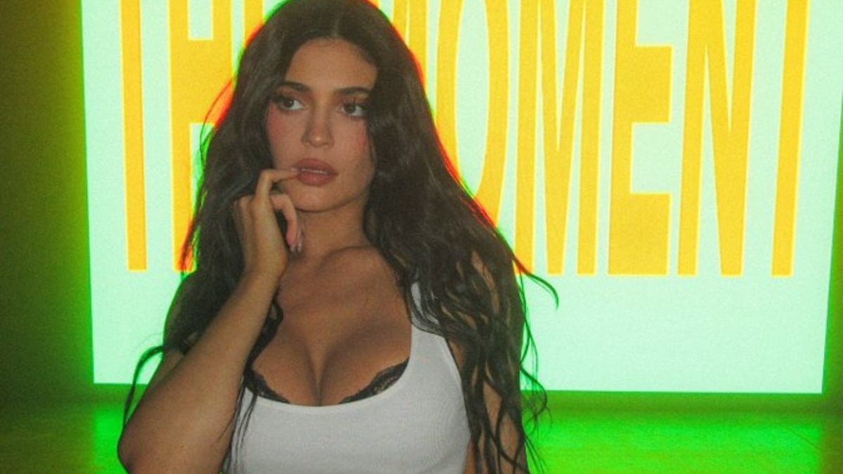 Şaşırtmaya devam ediyor! Kylie Jenner’ın nar taneli bikinisi