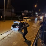 Sel Zeytin Ağacını Yol Üzerine Sürükledi