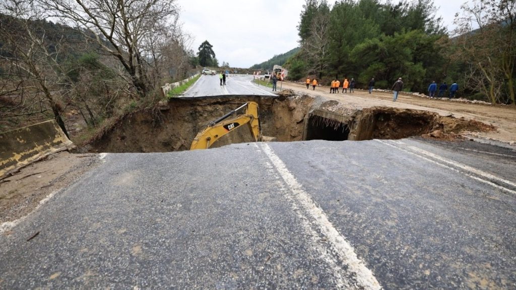 Selçuk–Ortaklar yolunda göçük: Karayolu ulaşıma kapatıldı