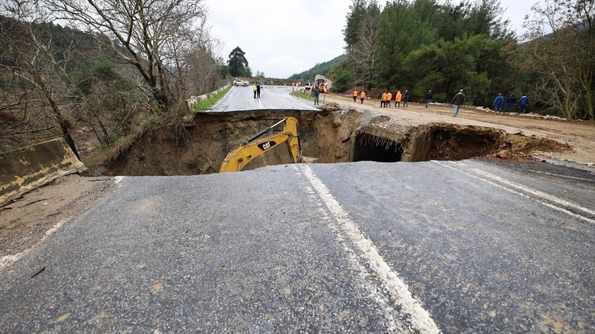 Selçuk–Ortaklar yolunda göçük: Karayolu ulaşıma kapatıldı