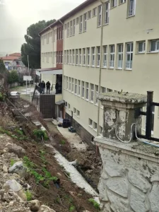 Selendi Lisesi’nde Duvar Çöktü