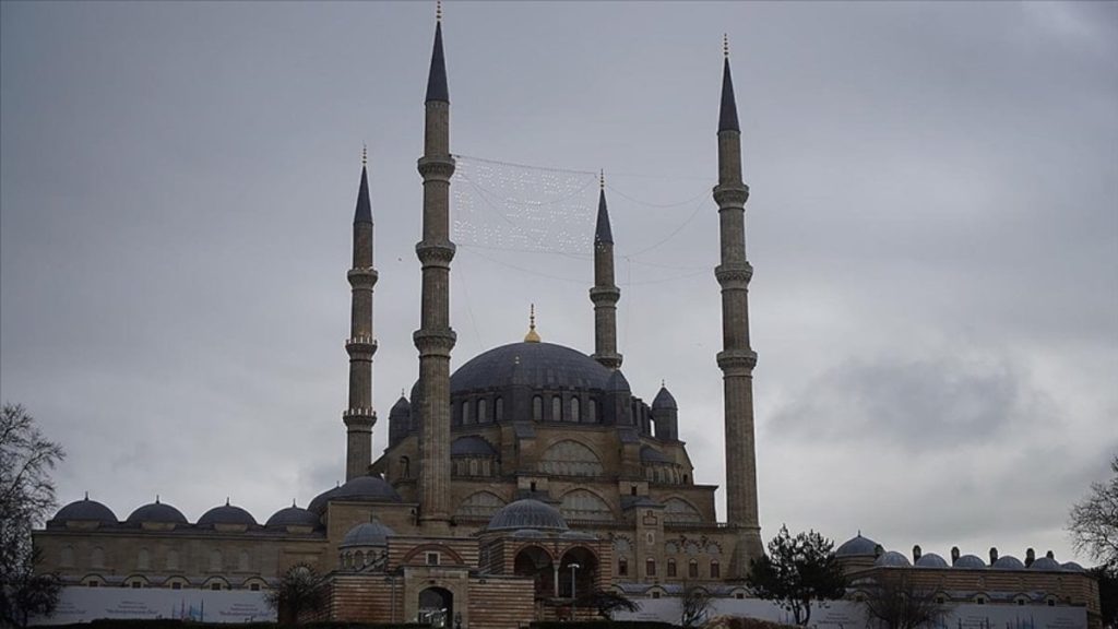 Selimiye Camii’nde Ramazan Hazırlığı: Minareler mahyayla aydınlandı