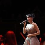 Şevval Sam hem söyledi hem yönetti