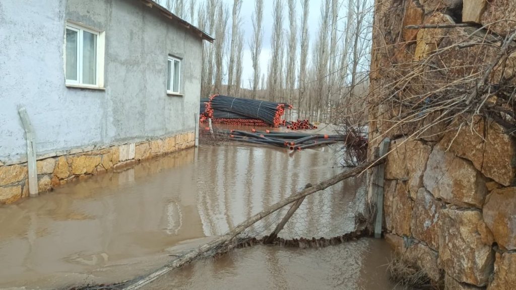 Sivas’ta kar suları taştı: Tarım arazileri göle döndü