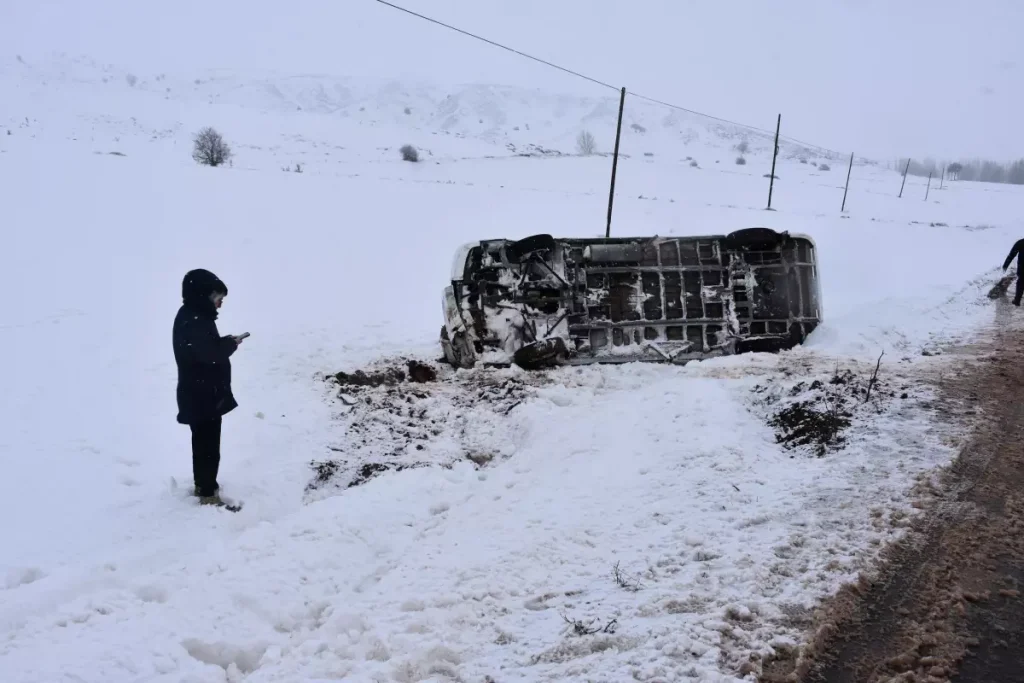 Sivasta Minibüs Devrildi: 14 Yaralı