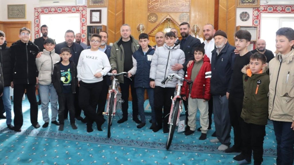 Sivas’ta namazlarını aksatmayan öğrenciler ödüllerini aldı