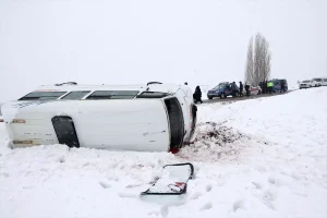 Sivas’ta öğrenci servisinin devrildiği kazada 14 kişi yaralandı