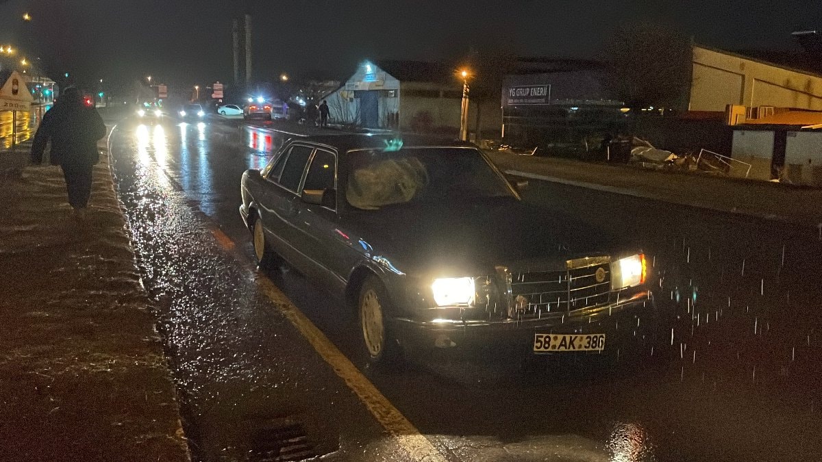 Sivas’ta yolun karşısına geçerken otomobilin çarptığı yaya ağır yaralandı