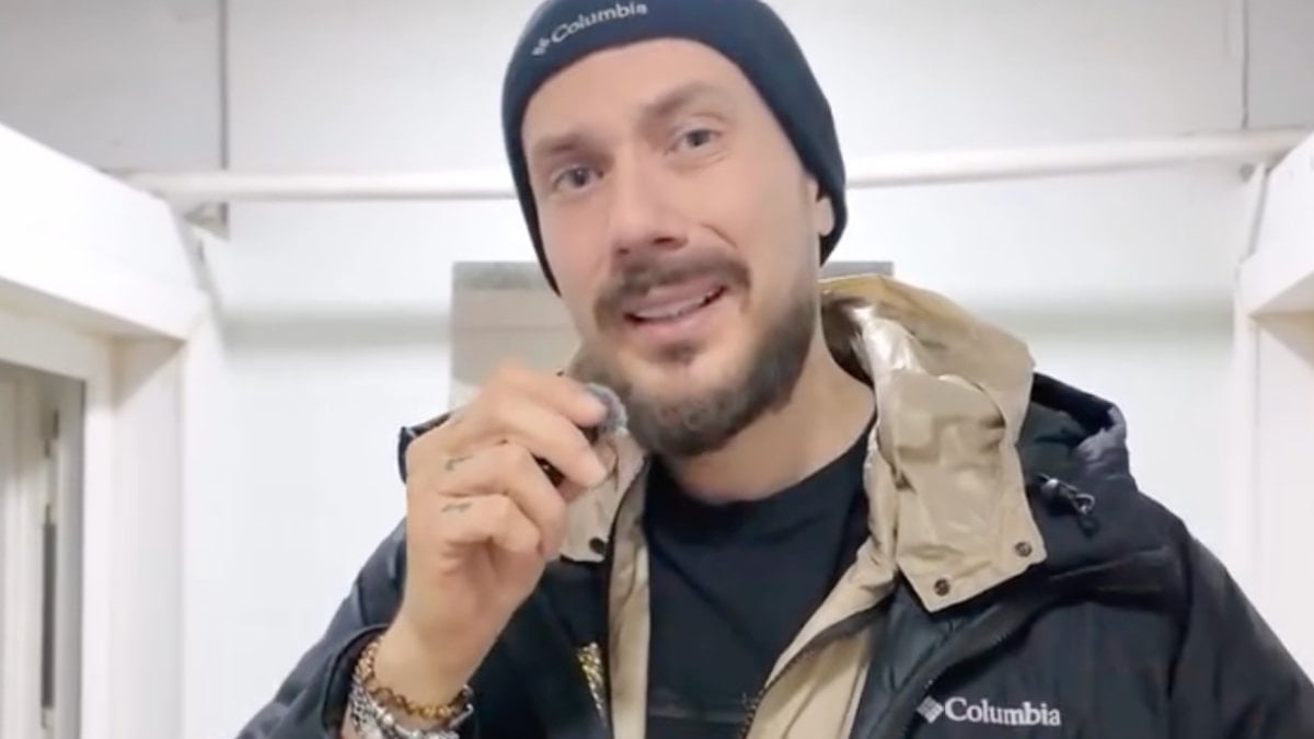 Sosyal medya fenomeni Cem Özkök paylaştı: Caminin tuvaletinden pislikler akıyor