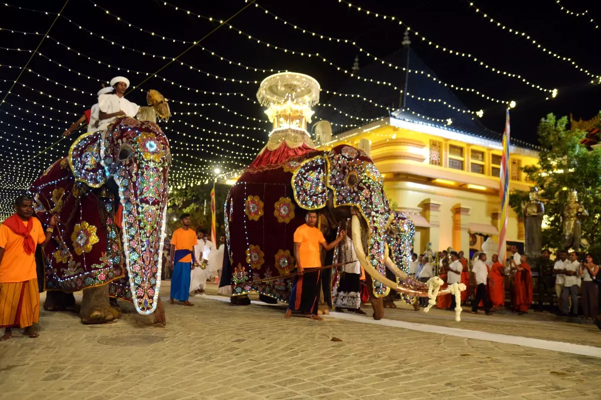 Sri Lanka’da Navam Maha Perahera Festivali