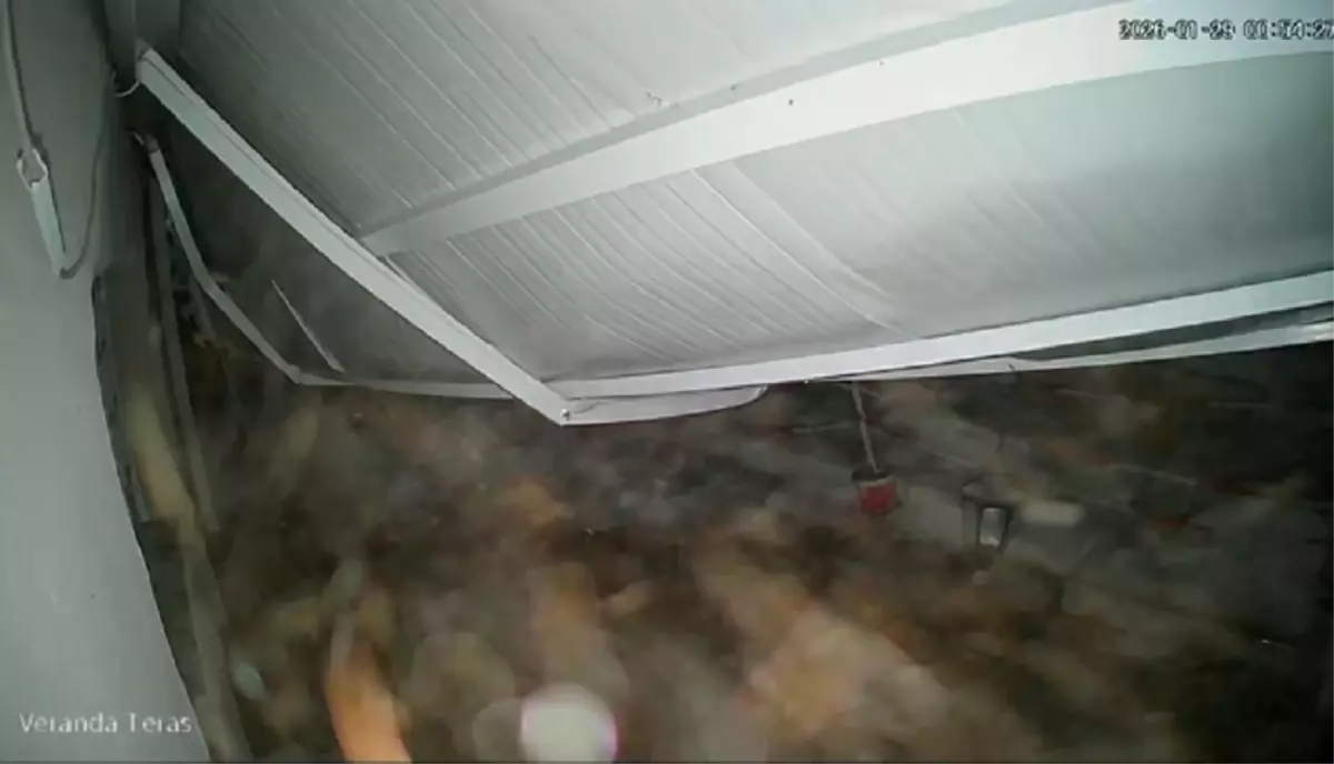 Sundurma Kar Kütlesinin Altında Kaldı