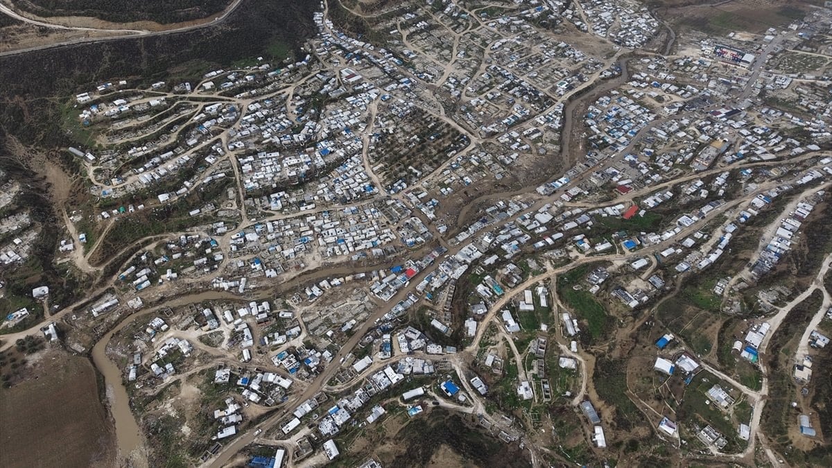 Suriye’nin İdlib ilinde şiddetli yağışlar nedeniyle 330 çadır kullanılamaz hale geldi