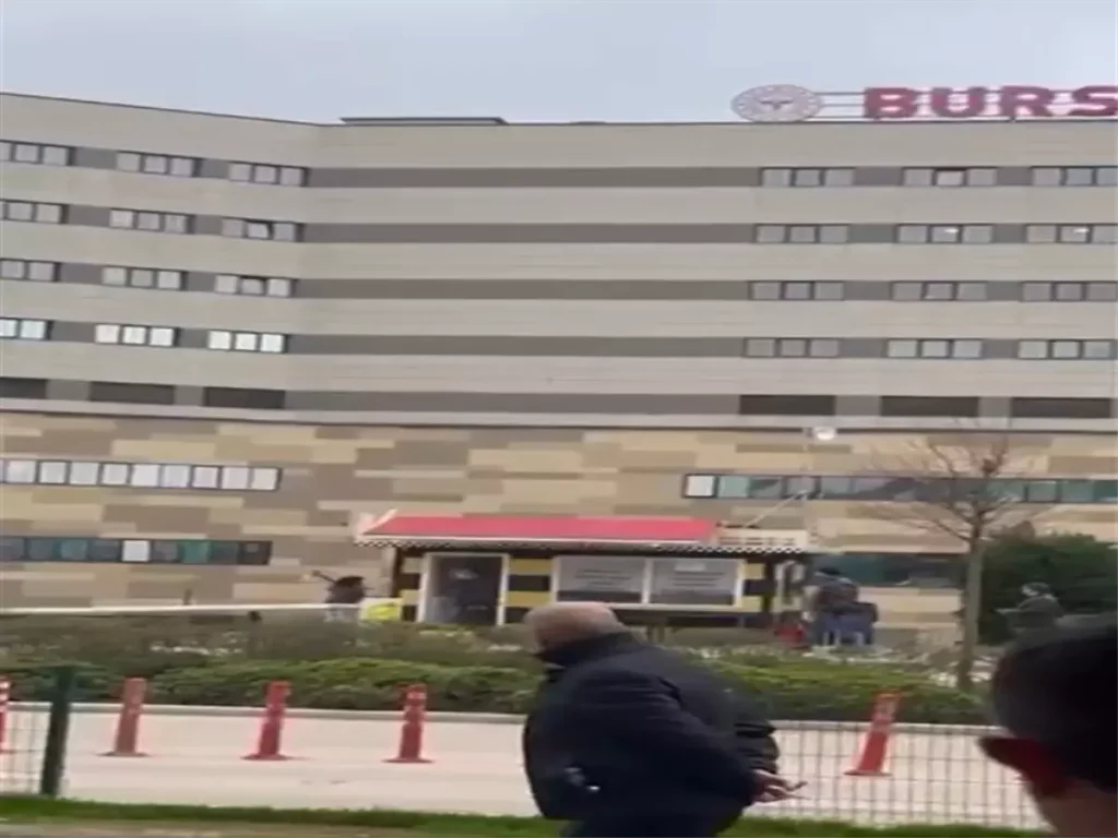 Taksiciye Sinirlendi, Durağın Camlarını Kırdı