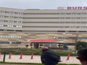 Taksiciye Sinirlendi, Durağın Camlarını Kırdı