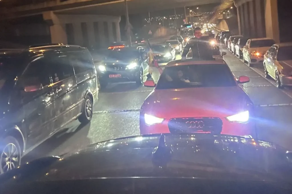 Tek bir nedeni var! Görüntüdeki trafik düğün konvoyu ya da asker uğurlaması için değil