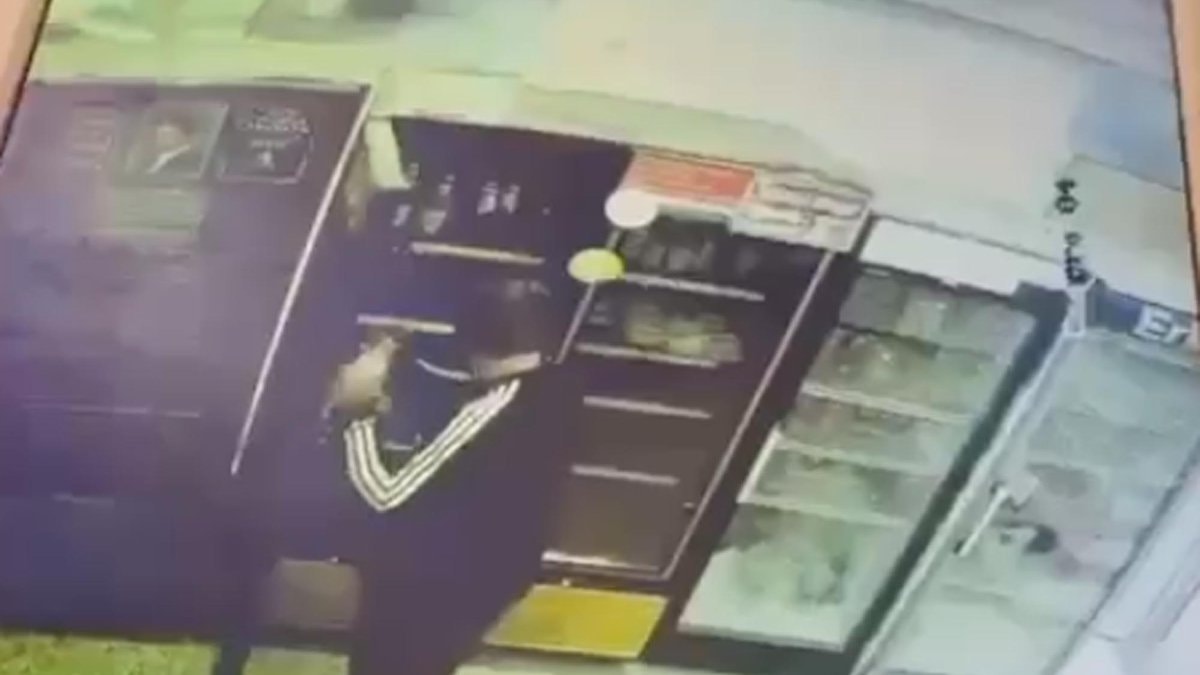 Tekirdağ’da marketten içki çalan hırsız kameraya yakalandı