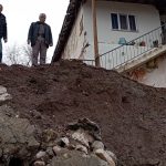 Tokat’ta ağanak: İstinat duvarları çöktü, kaya parçaları mahalleye indi