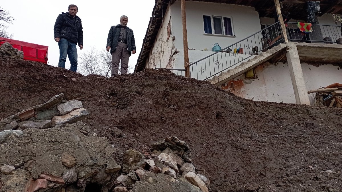 Tokat’ta ağanak: İstinat duvarları çöktü, kaya parçaları mahalleye indi