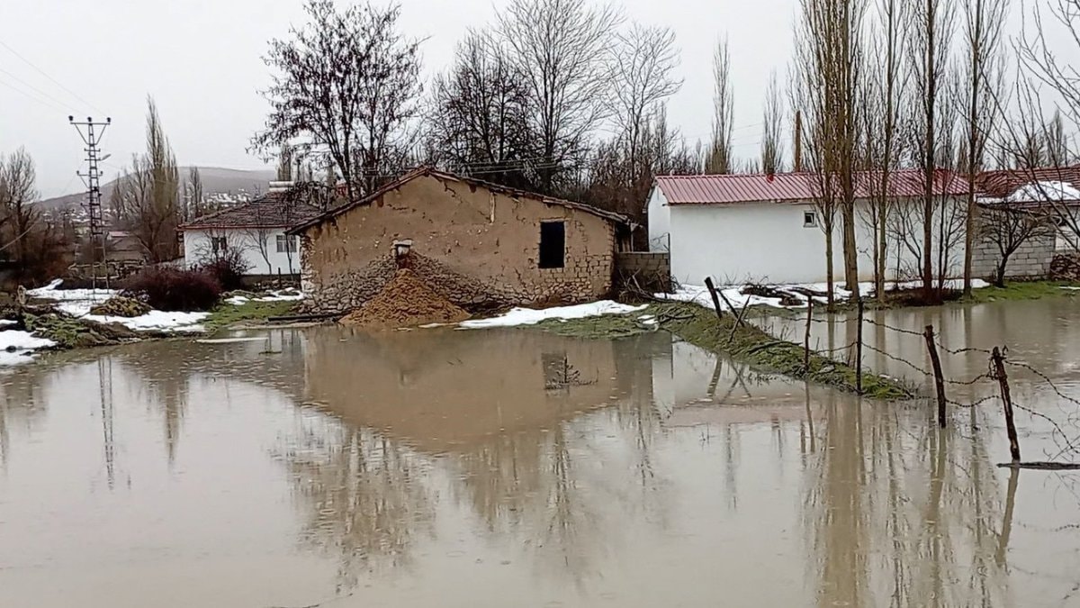 Tokat’ta Çekerek Irmağı taştı, ekili araziler zarar gördü