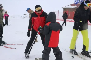 Tokat’ta jandarma, şehit ve gazi çocukları ile yakınlarına kayak eğitimi verdi