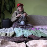 Trabzon’da Mehmetçik için çorap örüyor