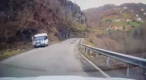 Trabzon’da Otomobil Okul Servisiyle Çarpıştı