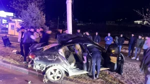 Trambüs Direğine Çarpan Araçta Sürücü Yaralandı