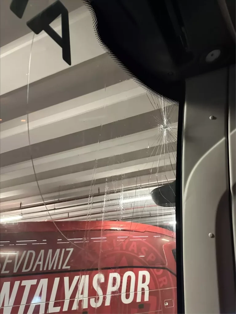 Trendyol Süper Lig’de Taşlı Saldırı