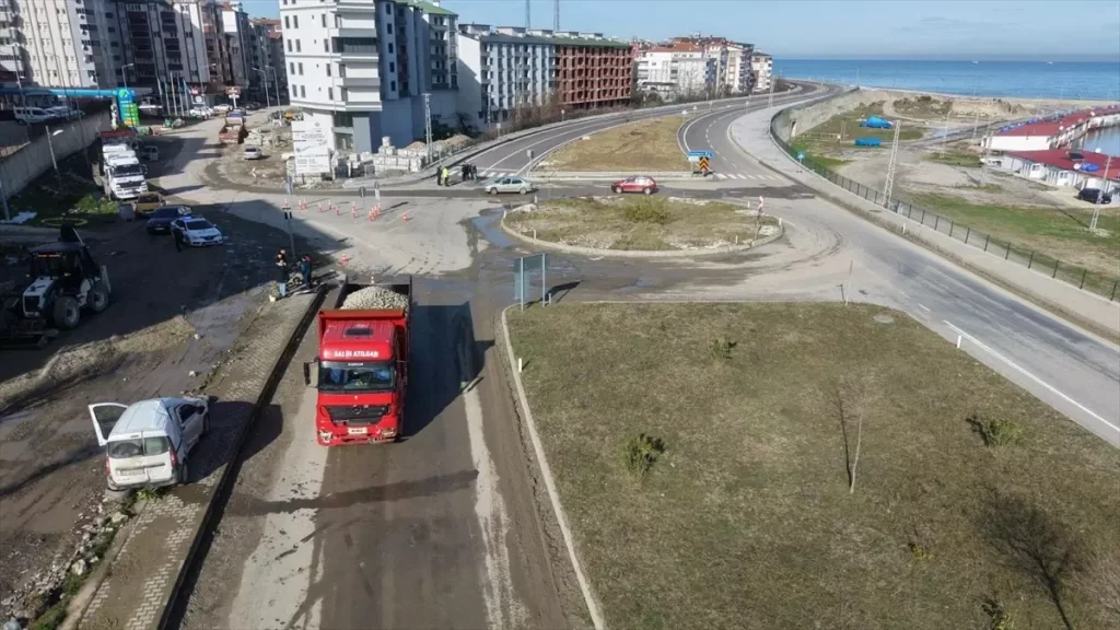 Türkeli’de Kamyonla Hafif Ticari Araç Çarpıştı