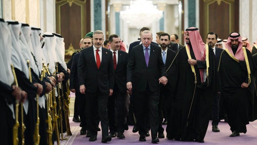 Türkiye ile Suudi Arabistan 2 milyar dolarlık enerji anlaşması imzaladı