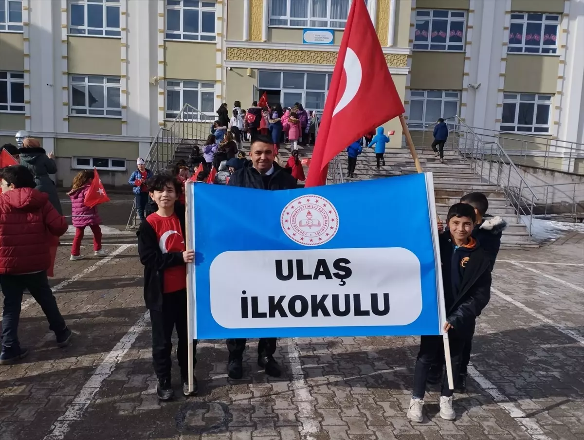 Ulaş’ta Öğrencilerden Bayrak Yürüyüşü