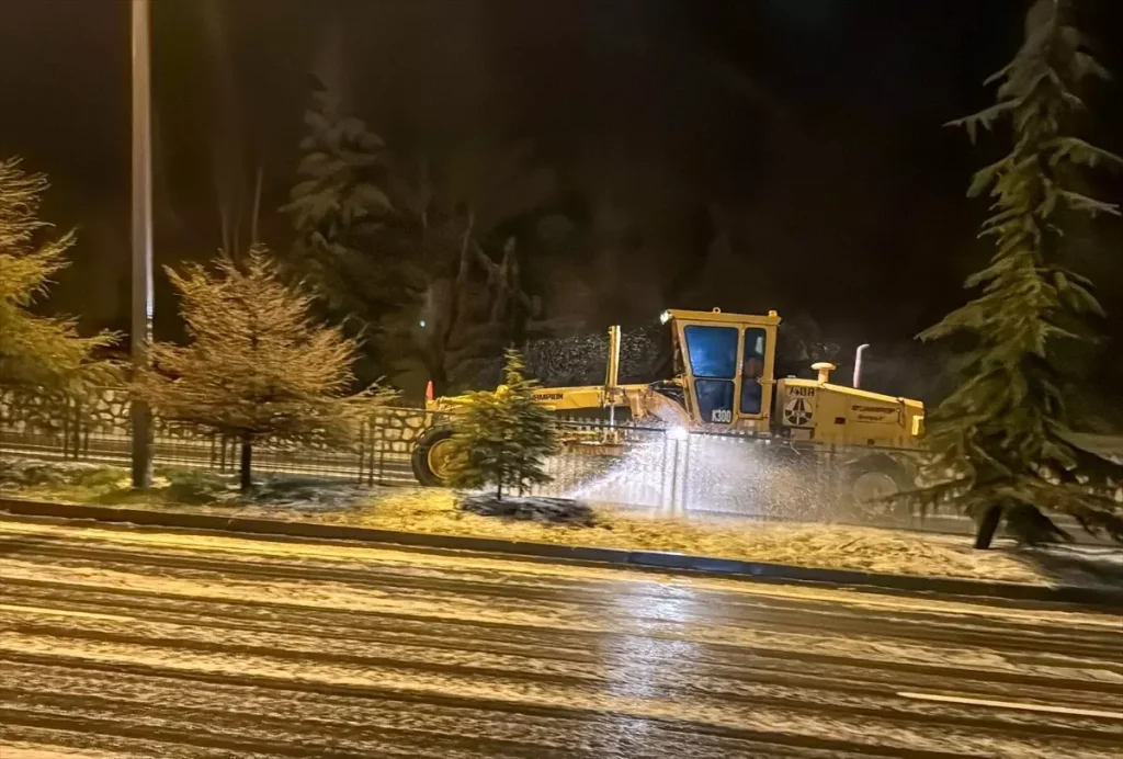 Uşak’ta Dolu Etkisi: Sokaklar Beyaza Büründü