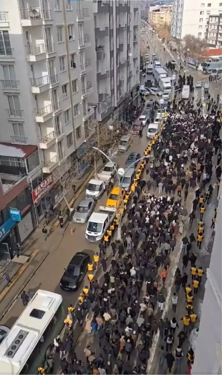 Van ve Ağrı’da sokaklar karıştı! Çok sayıda kişi gözaltında