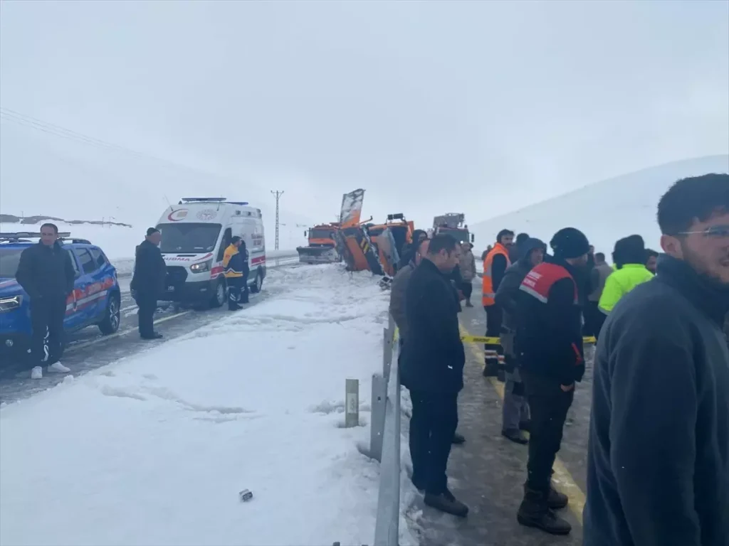 Van’da Kar Küreme Aracı Devrildi: 2 Ölü