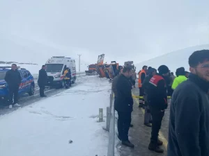 Van’da Kar Küreme Aracı Devrildi: 2 Ölü