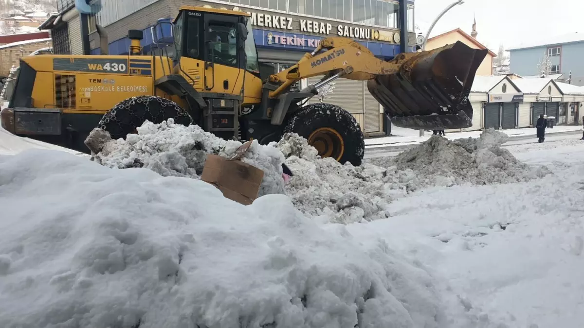 Van’da Kar Yağışı 53 Yeri Kapatı