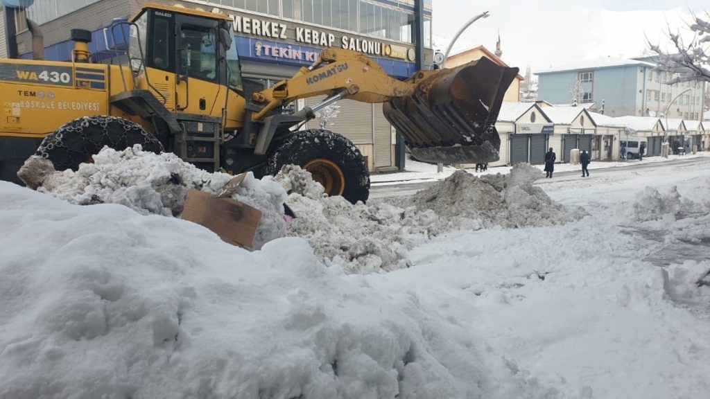Van’da kar yağışı etkili oluyor