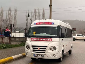 Yolda karşıdan karşıya geçerken minibüs çarptı