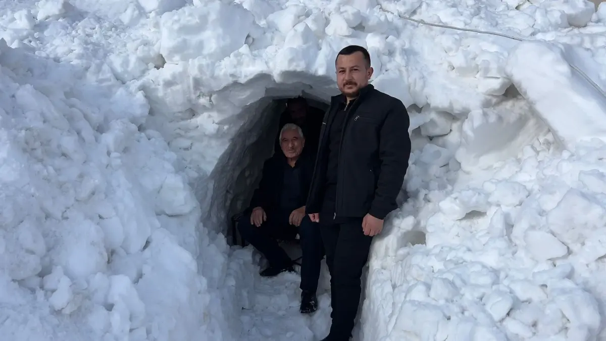 Yüksekova’da Esnaf Kar Tüneli Açtı