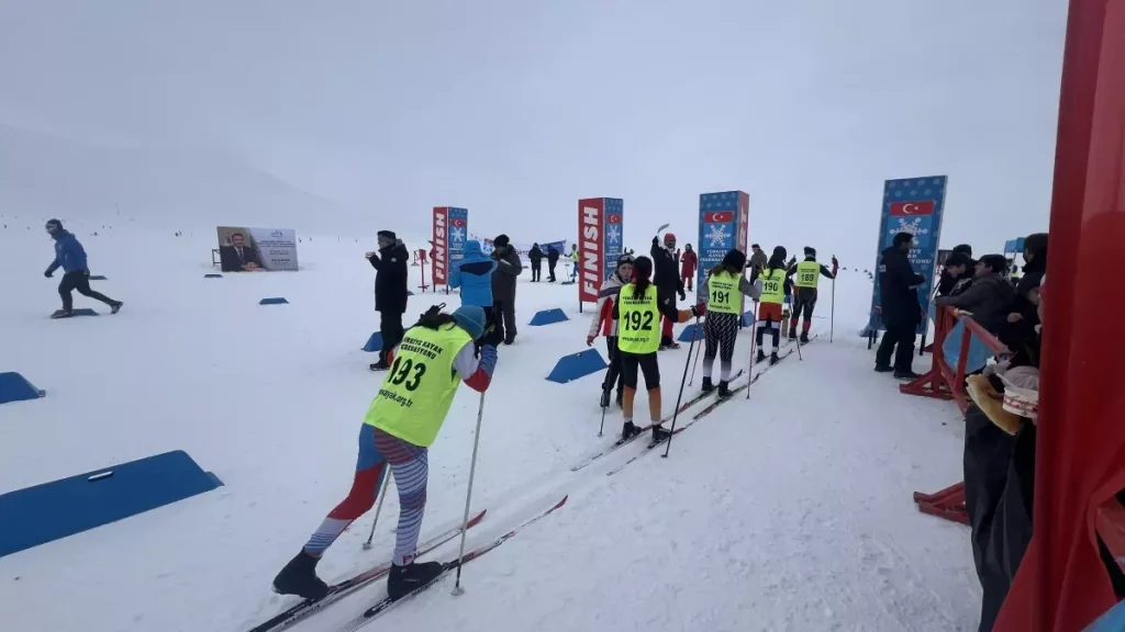 Yüksekova’da Kayaklı Koşu Yarışması Başladı
