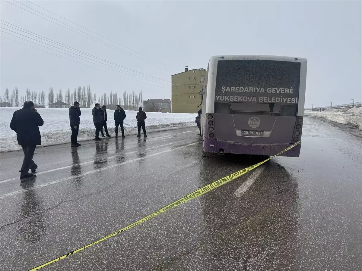 Yüksekova’da Otobüs ve Minibüs Çarpıştı
