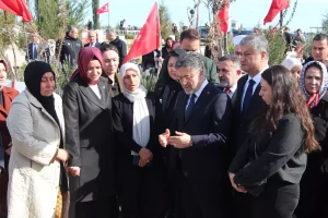 Yumaklı, Deprem Şehitlerini Ziyaret Etti