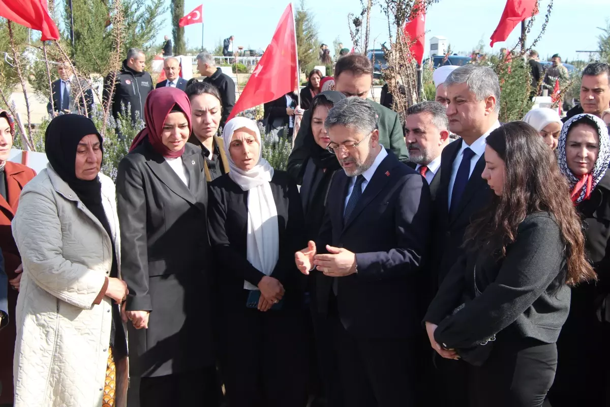 Yumaklı, Deprem Şehitlerini Ziyaret Etti